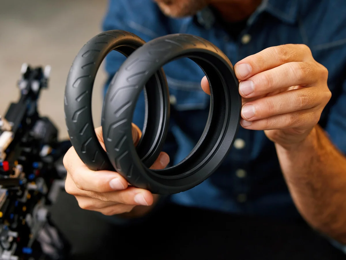 Конструктор LEGO Technic BMW M 1000 RR (42130) — фото 2