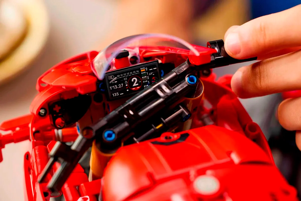 Конструктор LEGO Technic Ducati Panigale V4 S Motorcycle (42202) — фото 2