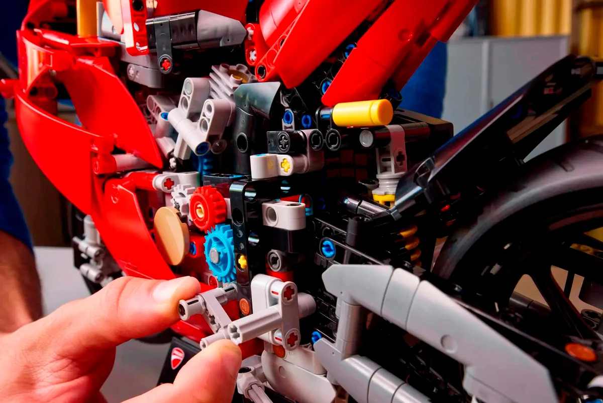 Конструктор LEGO Technic Ducati Panigale V4 S Motorcycle (42202) — фото 4