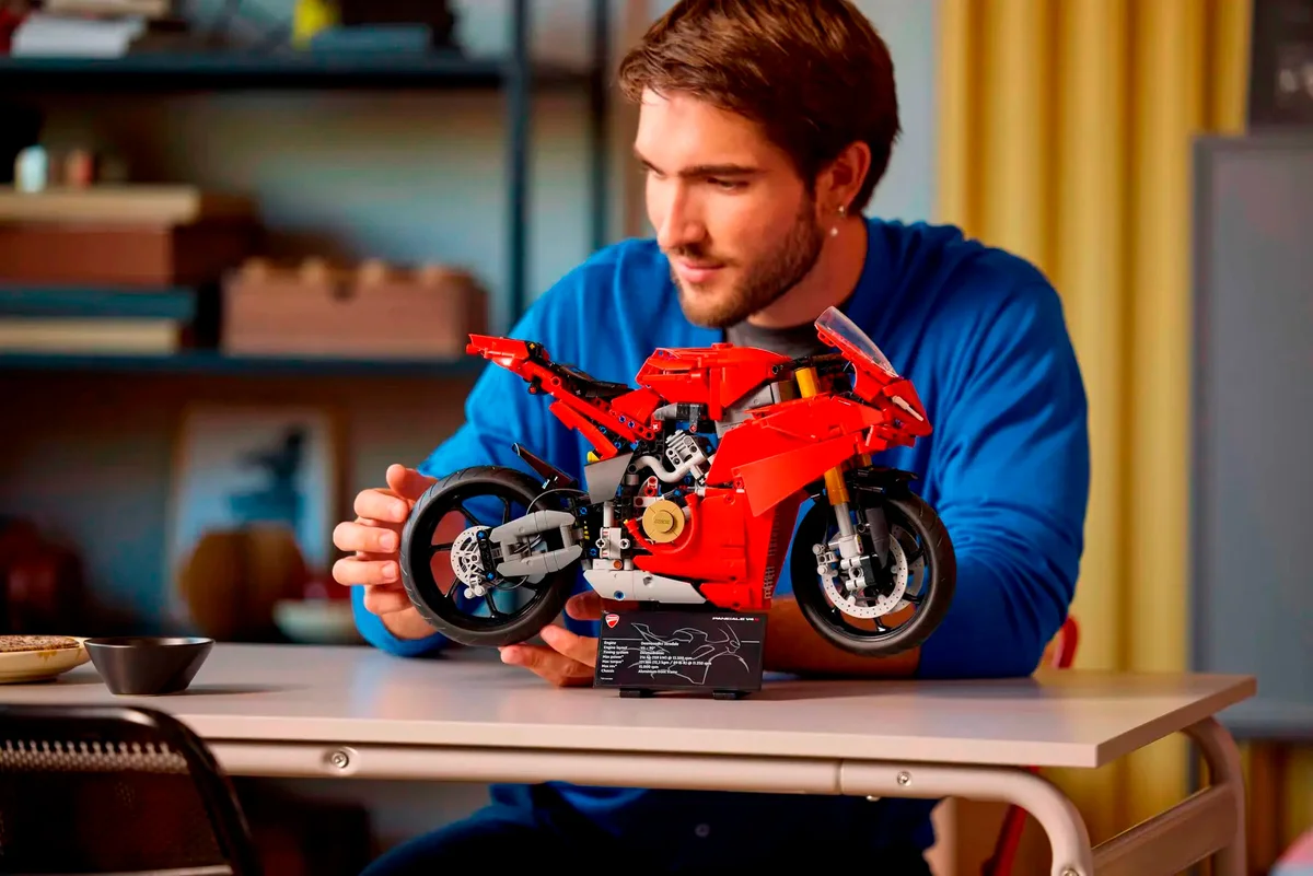 Конструктор LEGO Technic Ducati Panigale V4 S Motorcycle (42202) — фото 5